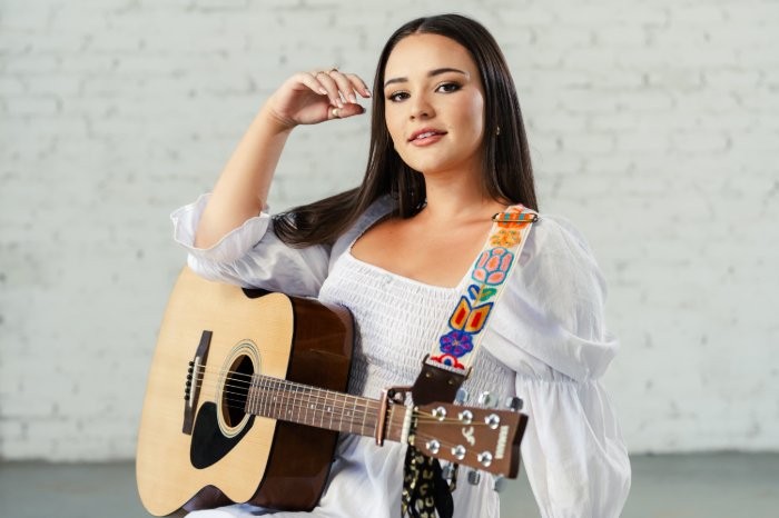 Met haar splinternuwe enkelsnit Golwe neem Zoé haar luisteraars op ‘n eerlike en persoonlike reis van selfontdekking en verandering.